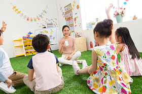 幼儿园老师和小朋友们图片