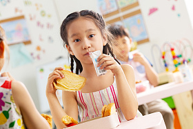 幼儿园小朋友用餐图片