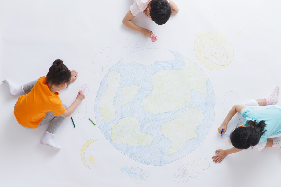 幼儿园小朋友们画画 幼儿园小朋友们画画