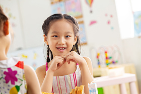 幼儿园小朋友用餐照片