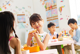 幼儿园小朋友用餐图片