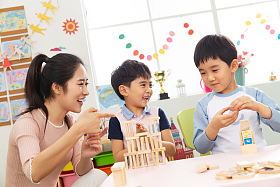 幼儿园老师和小朋友们图片