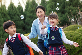 小朋友们吹泡泡图片