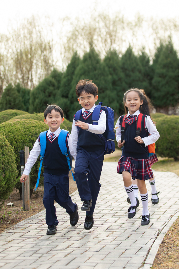 快乐的小学生照片