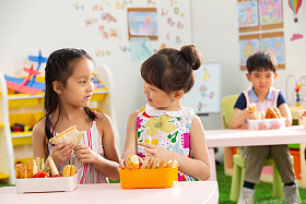 幼儿园小朋友用餐图片
