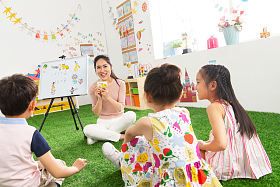 幼儿园老师和小朋友们照片