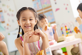 幼儿园小朋友用餐图片