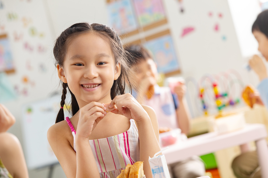 幼儿园小朋友用餐图片