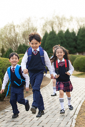 快乐的小学生图片