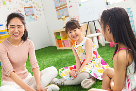 幼儿园老师和小朋友们照片