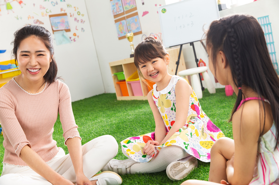 幼儿园老师和小朋友们照片