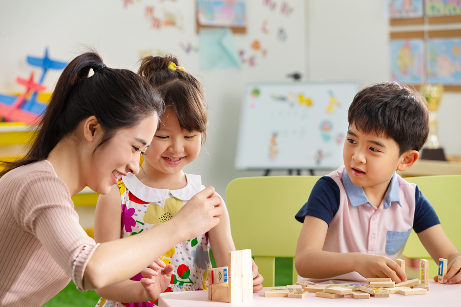 幼儿园老师和小朋友们照片