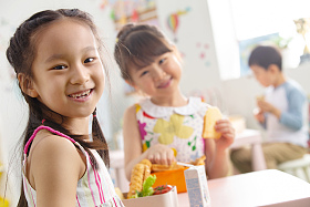 幼儿园小朋友用餐图片