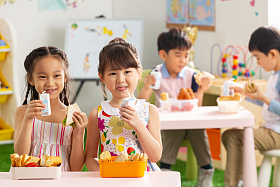 幼儿园小朋友用餐