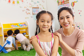 幼儿园老师和小朋友们照片