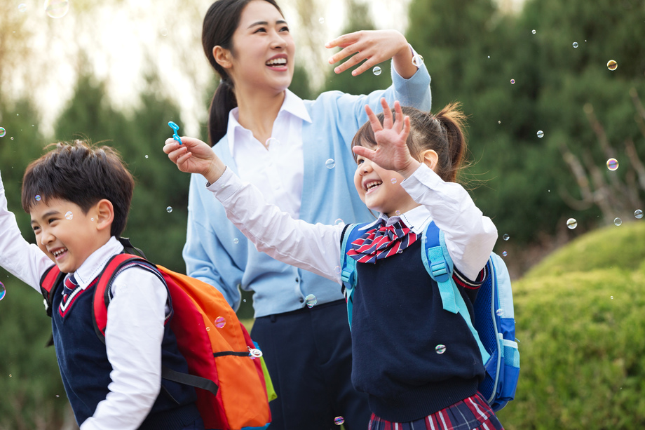小朋友们吹泡泡照片
