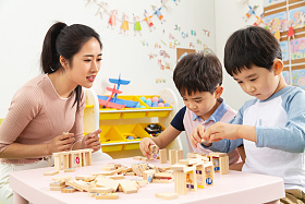 幼儿园老师和小朋友们