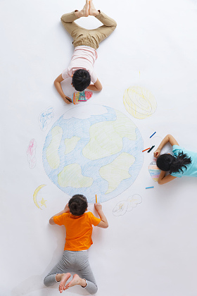 幼儿园小朋友们画画图片