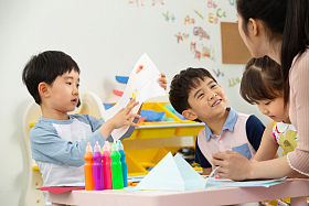 幼儿园老师和小朋友们照片