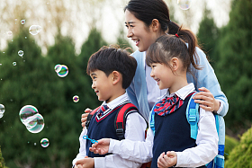小朋友们吹泡泡图片