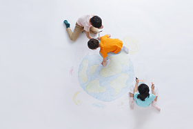 幼儿园小朋友们画画图片