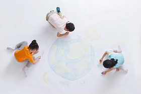 幼儿园小朋友们画画图片