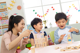 幼儿园老师和小朋友们