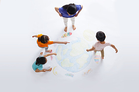 幼儿园老师带着小朋友们画画