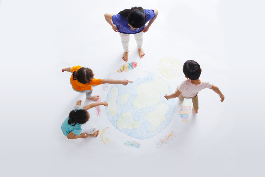 幼儿园老师带着小朋友们画画