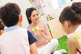 幼儿园老师和小朋友们图片