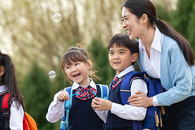 小朋友们吹泡泡图片