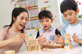 幼儿园老师和小朋友们图片