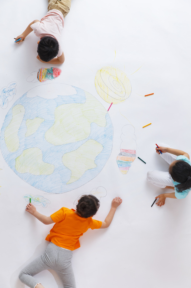 幼儿园小朋友们画画