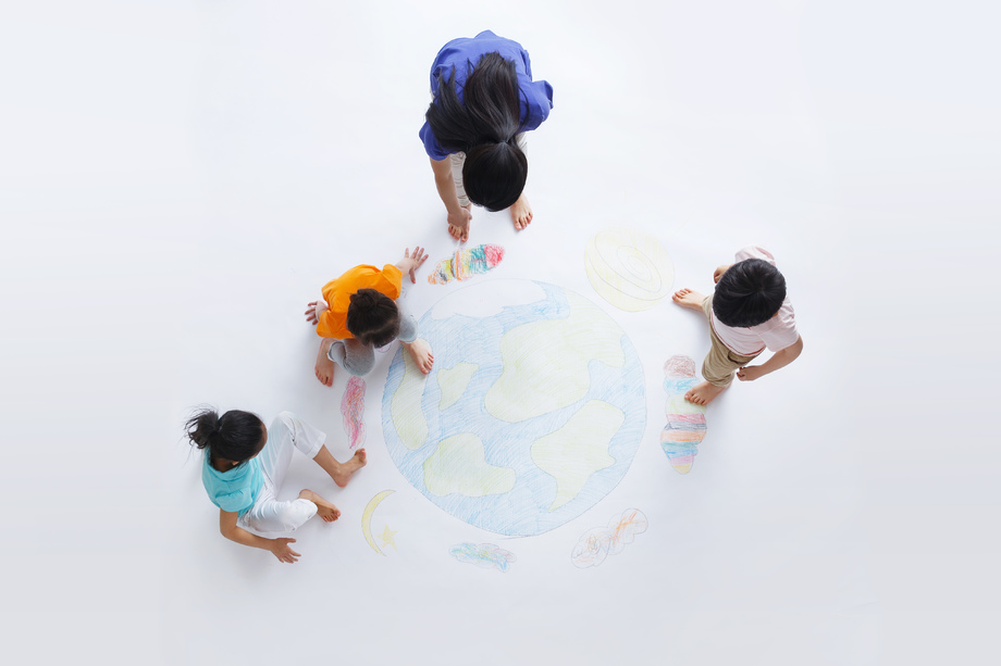幼儿园老师带着小朋友们画画图片