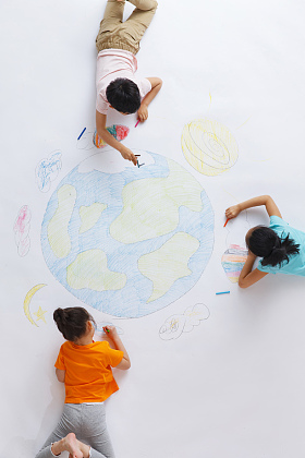 幼儿园小朋友们画画图片