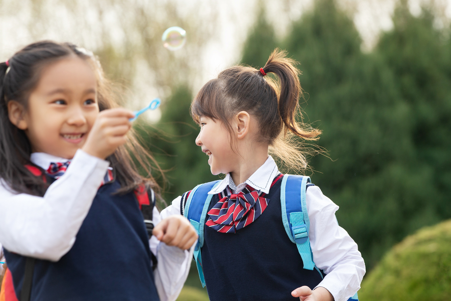 小朋友们吹泡泡图片 小朋友们吹泡泡图片