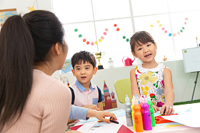幼儿园老师和小朋友们