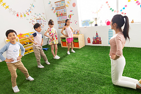 幼儿园老师和小朋友们图片