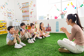 幼儿园老师和小朋友们图片