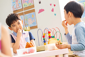 幼儿园小朋友用餐图片
