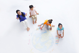 幼儿园老师带着小朋友们画画