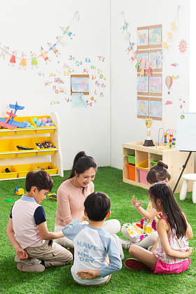 幼儿园老师和小朋友们图片