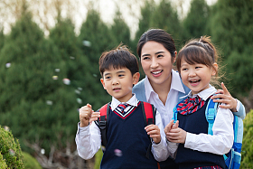 小朋友们吹泡泡图片