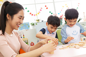 幼儿园老师和小朋友们照片