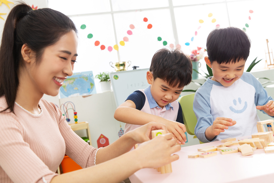 幼儿园老师和小朋友们照片
