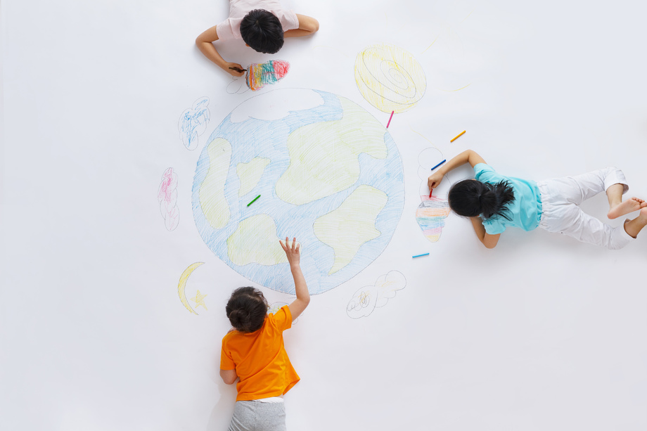 幼儿园小朋友们画画 幼儿园小朋友们画画