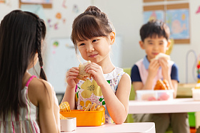 幼儿园小朋友用餐图片