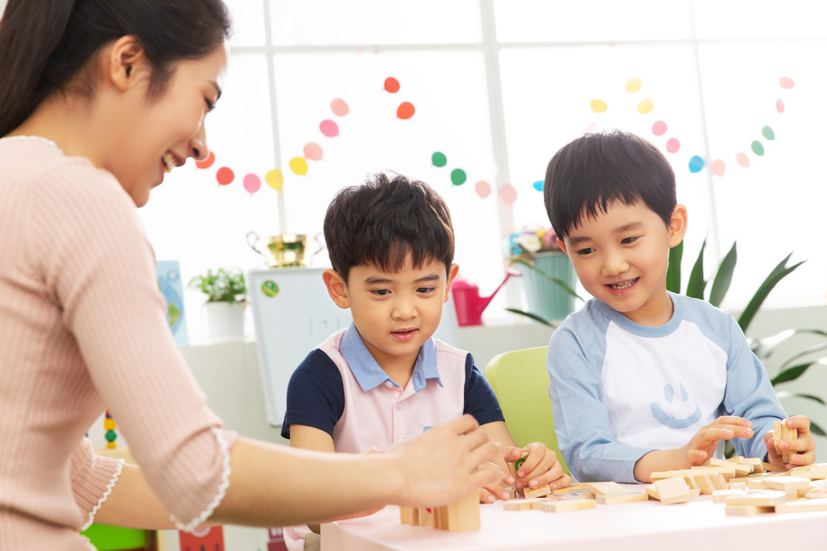 幼儿园老师和小朋友们照片