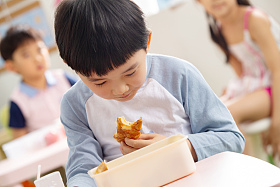 幼儿园小朋友用餐图片