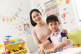 幼儿园老师和小朋友